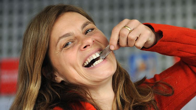 Sarah Wiener probiert in Bremen frische Matjes. Am 27. August hat sie Geburtstag.