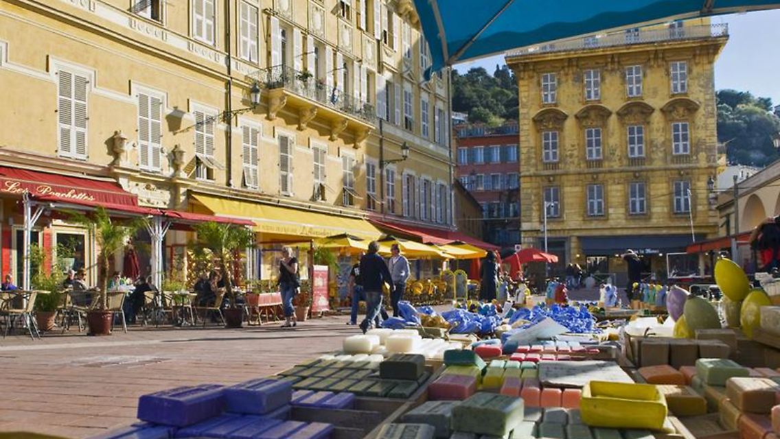 Leuchtende Farben in der Altstadt: Rund um die Avenue Jean Médecin ist in den vergangenen Jahren eine Einkaufsmeile entstanden.