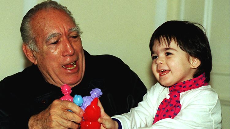 Der damals 80 Jahre alte Hollywood-Star Anthony Quinn spielt im Jahr 1996 mit seiner zweieinhalb Jahre alten Tochter Antonia in seiner Suite im Hamburger Atlantik-Hotel.