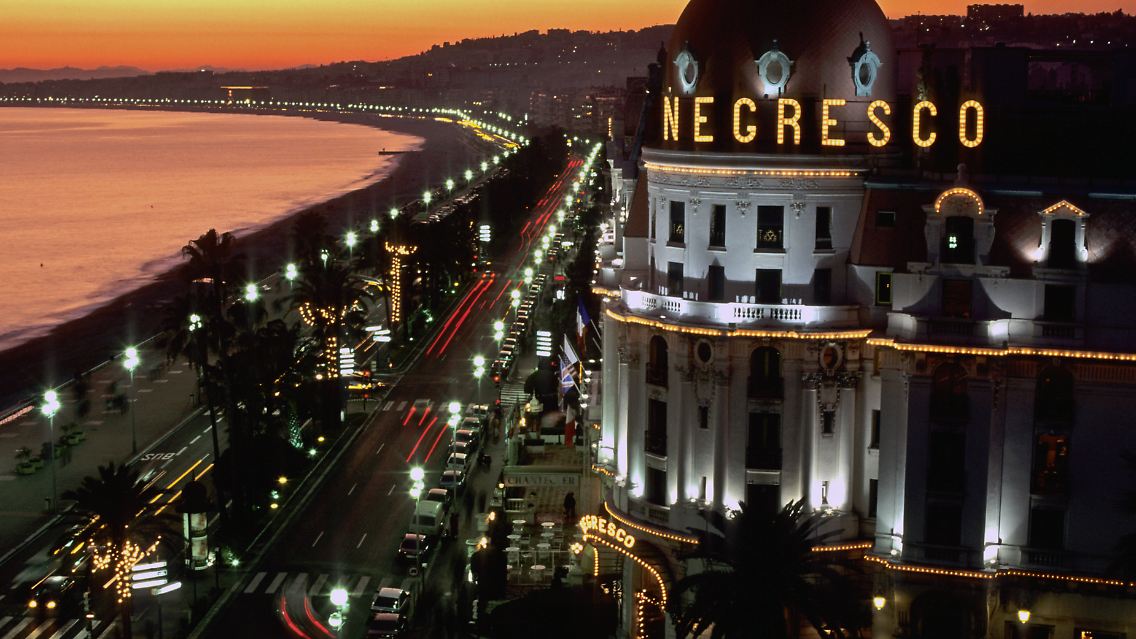 Die ganze Pracht bei Nacht: An der Promenade des Anglais offenbart sich Nizzas mondäner Charakter wie an kaum einem anderen Ort in der Stadt.