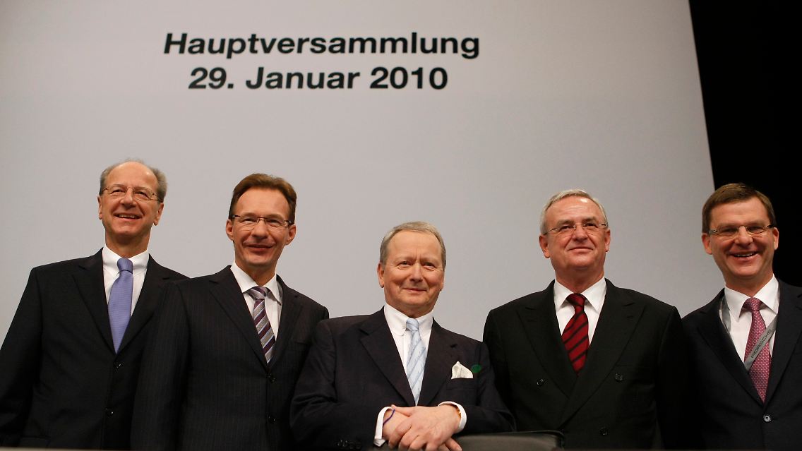 Von links: Hans-Dieter Poetsch, Michael Macht, Wolfgang Porsche, Martin Winterkorn, Thomas Edig.