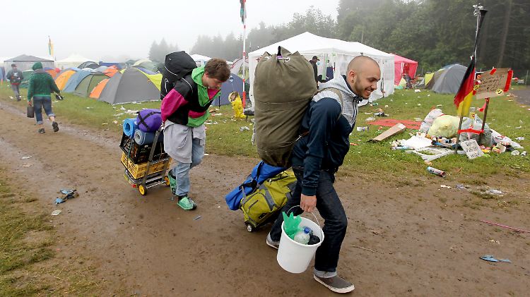 Sie haben wohl mehr als nur sieben Sachen: Zwei Festivalbesucher müssen schwer schleppen.