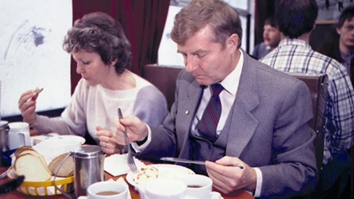 Die Deutsche Bahn zeigt in einer Ausstellung das 130-jährige Bestehen der Bordrestaurants, hier ein Speisewagen der Mitropa.