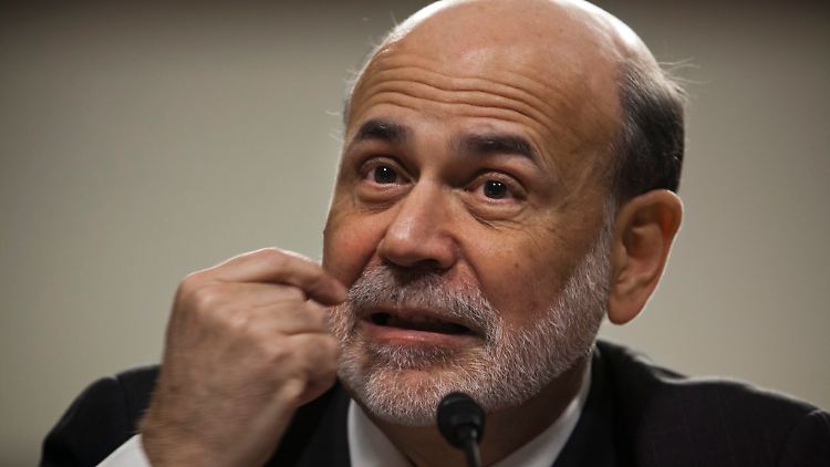 Um Fed-Chef Ben Bernanke mehren sich die Stimmen, die aus allen Notenbank-Rohren für die US-Wirtschaft schießen wollen.