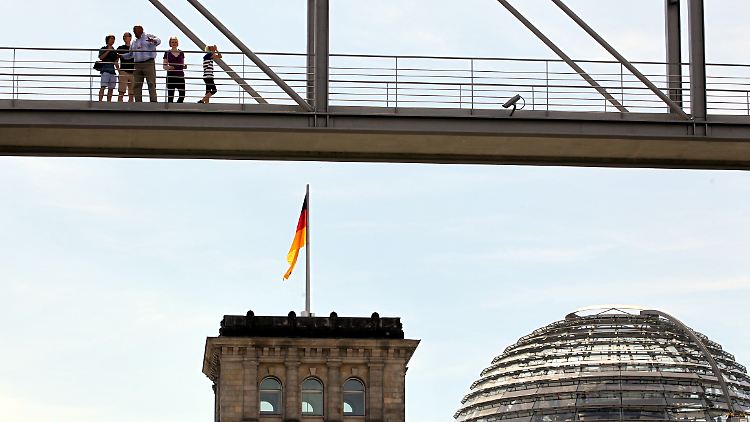 Deutschland hält die Fahne hoch: Der Staat profitiert von der guten Arbeitsmarktentwicklung. Der Bund selbst schreibt zwar weiter Miese, aber die Sozialversicherungsbeiträge reißen es raus. 