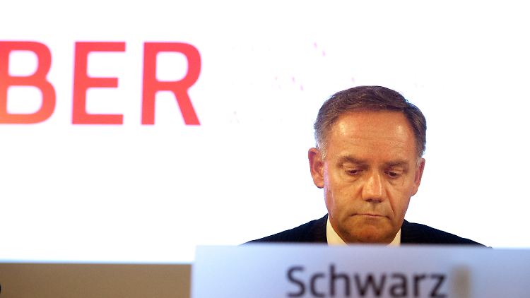 Wird Flughafenchef Schwarz in Sachen Finanzen das Heft aus der Hand genommen?