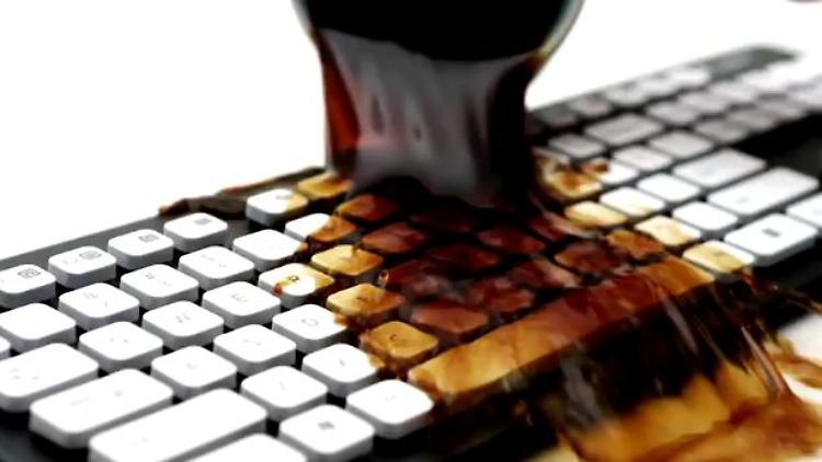 Egal, ob Wasser, Cola oder Milch: Flüssigkeiten laufen durch die Schlitze am Boden der Tastatur schnell ab.  (Screenshot aus dem Logitech-Video)