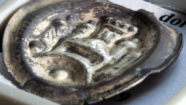 Um das Jahr 1200 geprägte Silbermünzen stellen das früheste Zahlungsmittel der Region Mecklenburg dar.