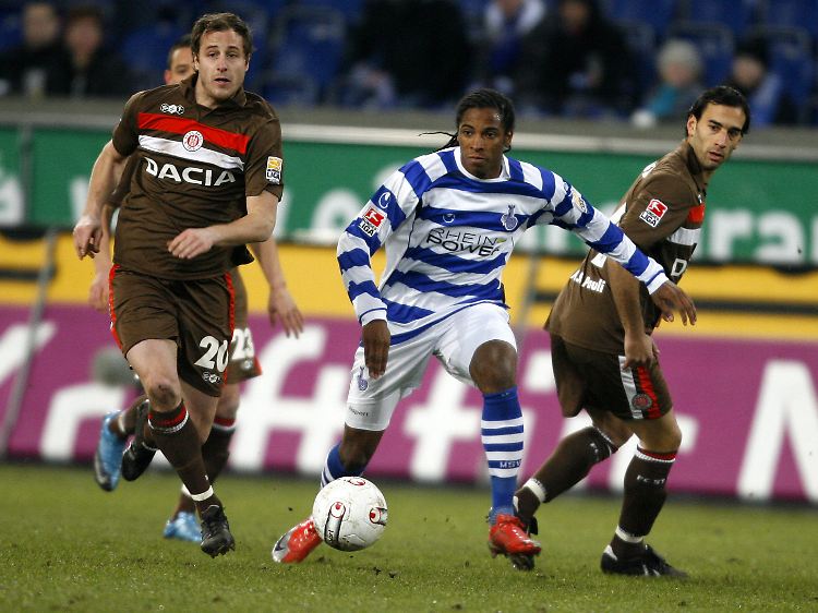 Die Hamburger Matthias Lehmann (l) und Fabio Morena rahmen den Duisburger Caiuby (M) und den Ball ein.