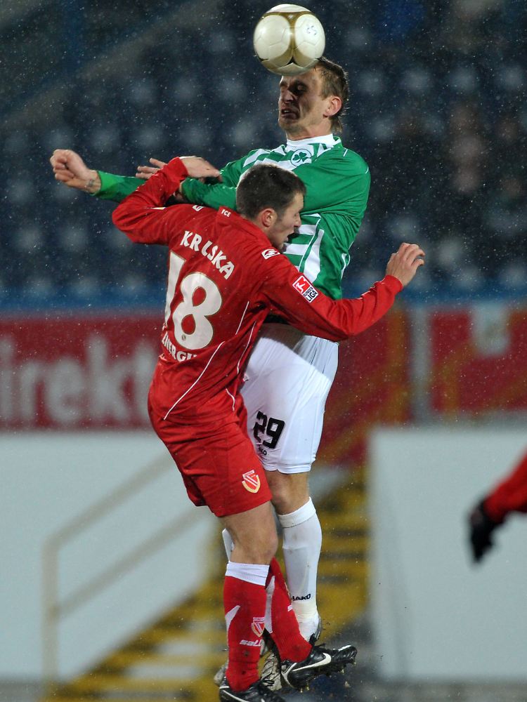 Der Fürther Milorad Pekovic (r) im Kopfballduell mit dem Cottbuser Mittelfeldspieler Marc-Andre Kruska.