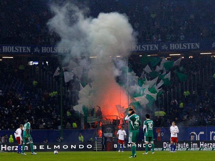 Den Wolfsburger Fans war es zu kalt im Stadion und machten sich deshalb ein Feuerchen an.