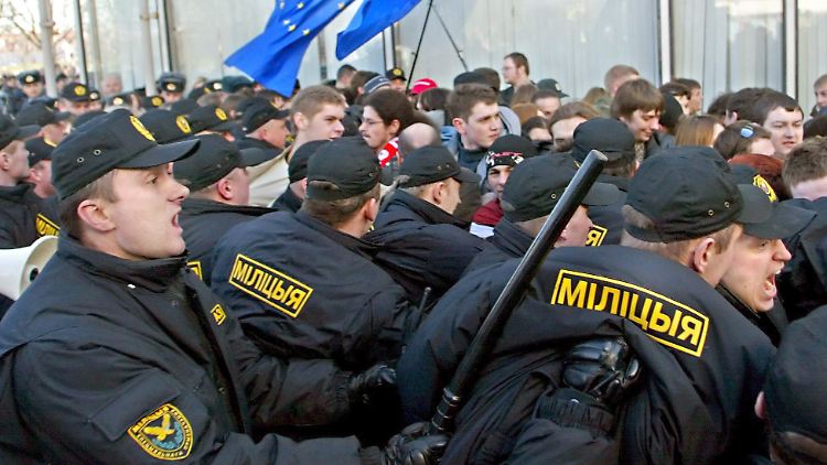 2007: Weißrussische Polizisten gehen gegen oppositionelle Demonstranten vor.