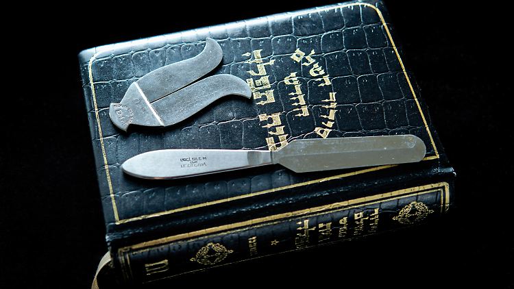 Das Handwerkzeugs eines Beschneiders: Manch ein Rabbi beharrt darauf, den Eingriff ohne Betäubung vorzunehmen.