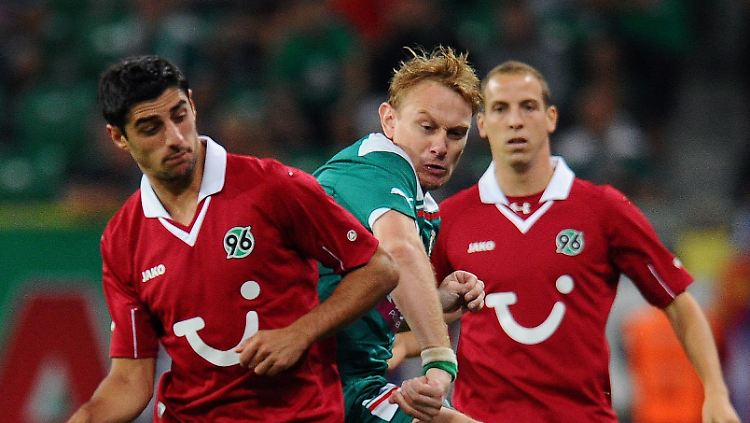 Sebastian Mila (M.) und Hannovers Lars Stindl kämpfen um den Ball.