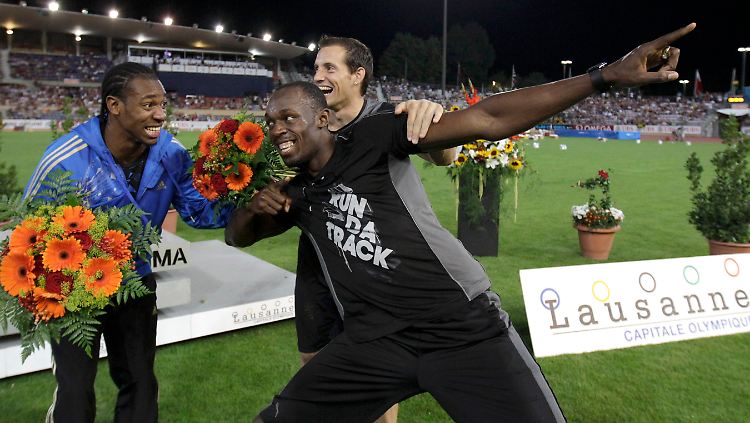 Jamaikas Sprintstar Usain Bolt (r) freut sich gemeinsammit Yohan Blake über den Sieg.