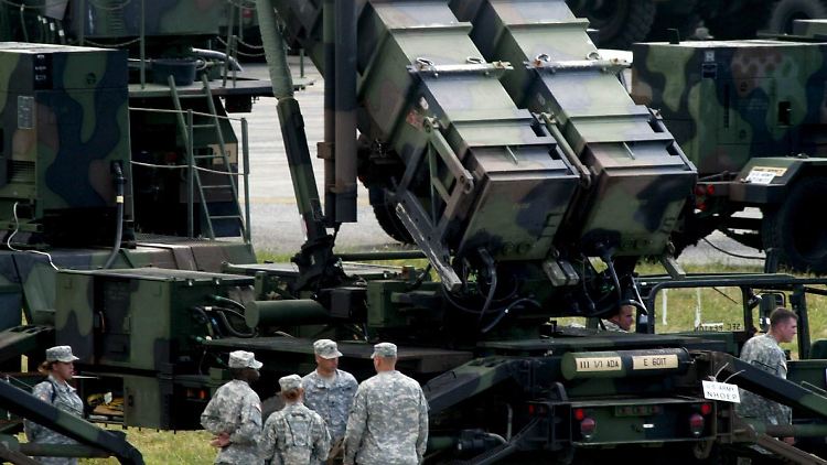 Patriot-Lenkflugkörper stehen auf dem US-Luftwaffenstützpunkt in Kadena auf der japanischen Insel Okinawa. (Archivbild von 2006)