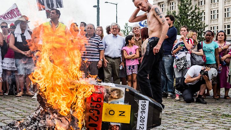 Demonstrationen gegen die Freilassung der Komplizin und Ex-Frau des belgischen Kindermörders Marc Dutroux, Michelle Martin, in Brüssel.