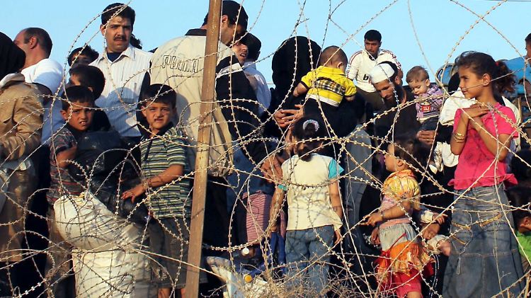 Syrische Flüchtlinge an der türkischen Grenze: Die Türkei hat bislang rund 70.000 Menschen aufgenommen.