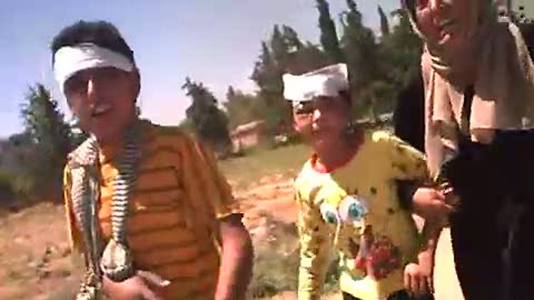 Der Ausschnitt aus einem von "Ugarit News" verbreiteten Video zeigt verletzte Kinder, die aus der umkämpften Ortschaft Al-Harak in der syrischen Provinz Daraa flüchten.