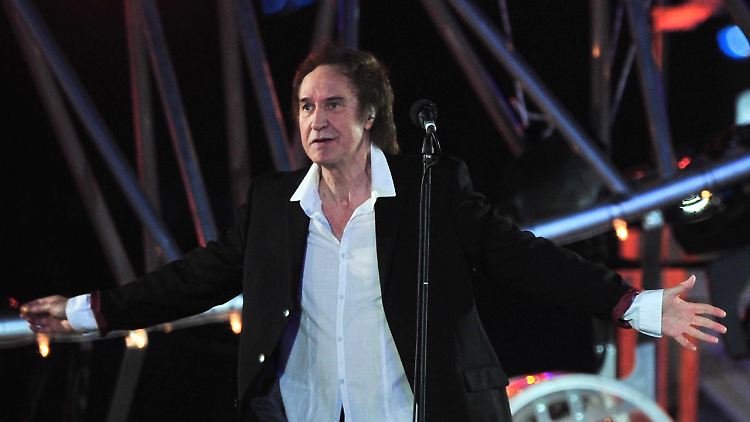 Ray Davies bei seinem Konzert auf der Abschlusszeremonie der Olympischen Spiele 2012.