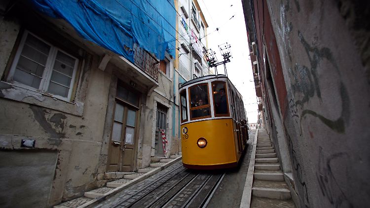 Geht es rauf oder runter? Die Standseilbahn "Ascensor da Bica" in Lissabon.