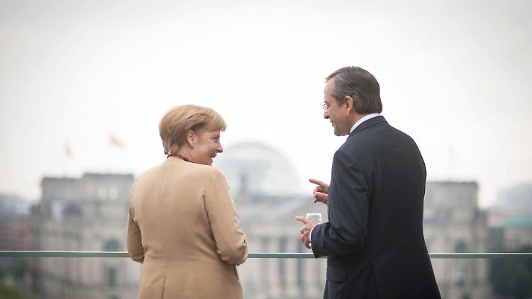 Ausblick heiter oder düster? Merkel und Samaras auf einer Terrasse des Kanzleramts.