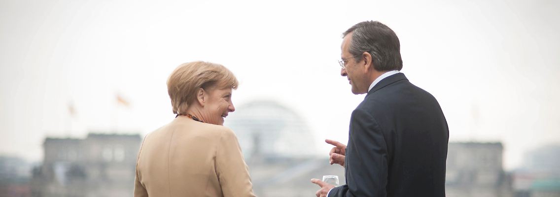 Ausblick heiter oder düster? Merkel und Samaras auf einer Terrasse des Kanzleramts.