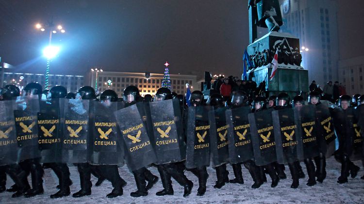 Mitglieder der Miliz des Innenministeriums gehen im Dezember 2010 gegen eine Demonstration vor.
