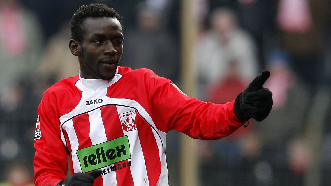 Der Ahlener Torschütze Momar N'Diaye jubelt im Spiel gegen Oberhausen.