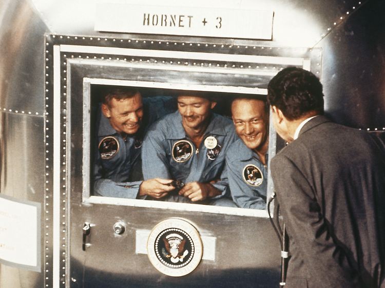 US-Präsident Nixon besucht die Astronauten der Apollo-11-Mission in der Quarantäne.