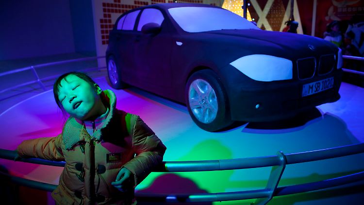 Mädchen vor Schoko-BMW: Träumt sie von Schokolade oder von einem dicken Auto?