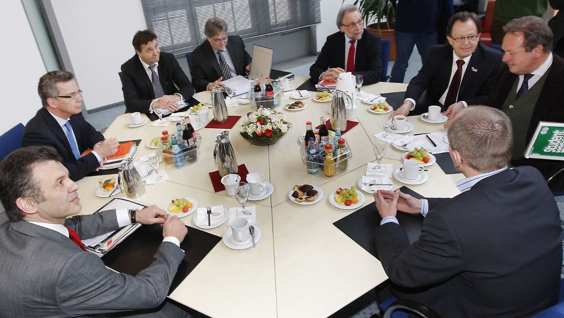 Kein Kaffeekränzchen, sondern harte Verhandlungen in einem kleinen Konferenzraum.