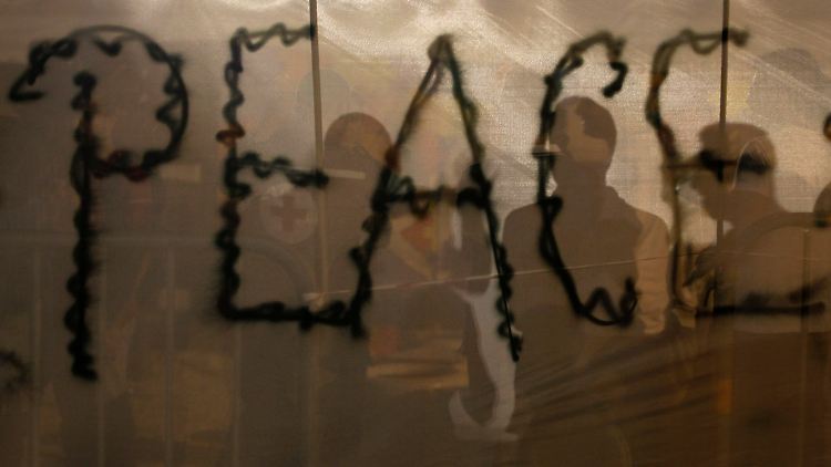 Das libanesische Rote Kreuz feiert im libanesischen Beirut ein Friedens-Festival, ...