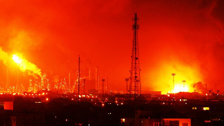 Weithin sichtbar ist das Großfeuer, das auf die Explosion folgte.