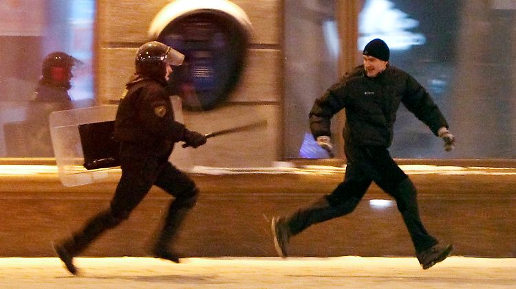Jagd auf die Opposition: die weißrussische Polizei im Einsatz.