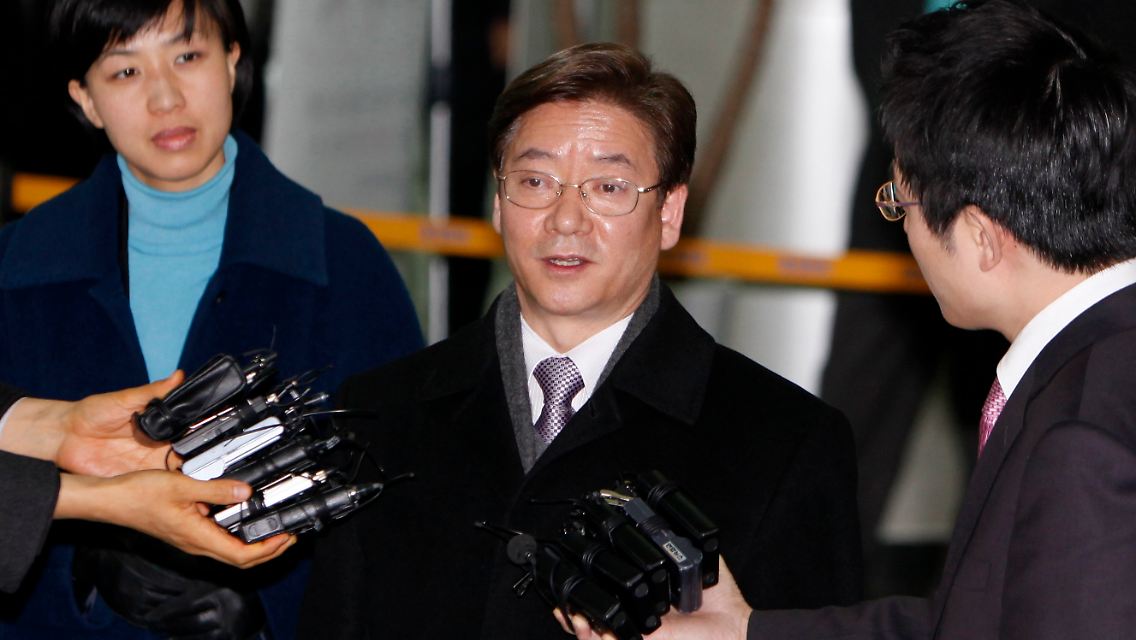 Der Leiter der südkoreanischen Delegation, Kim Young-tak (M), beantwortet Fragen der Presse vor der Abreise nach Kaesong.