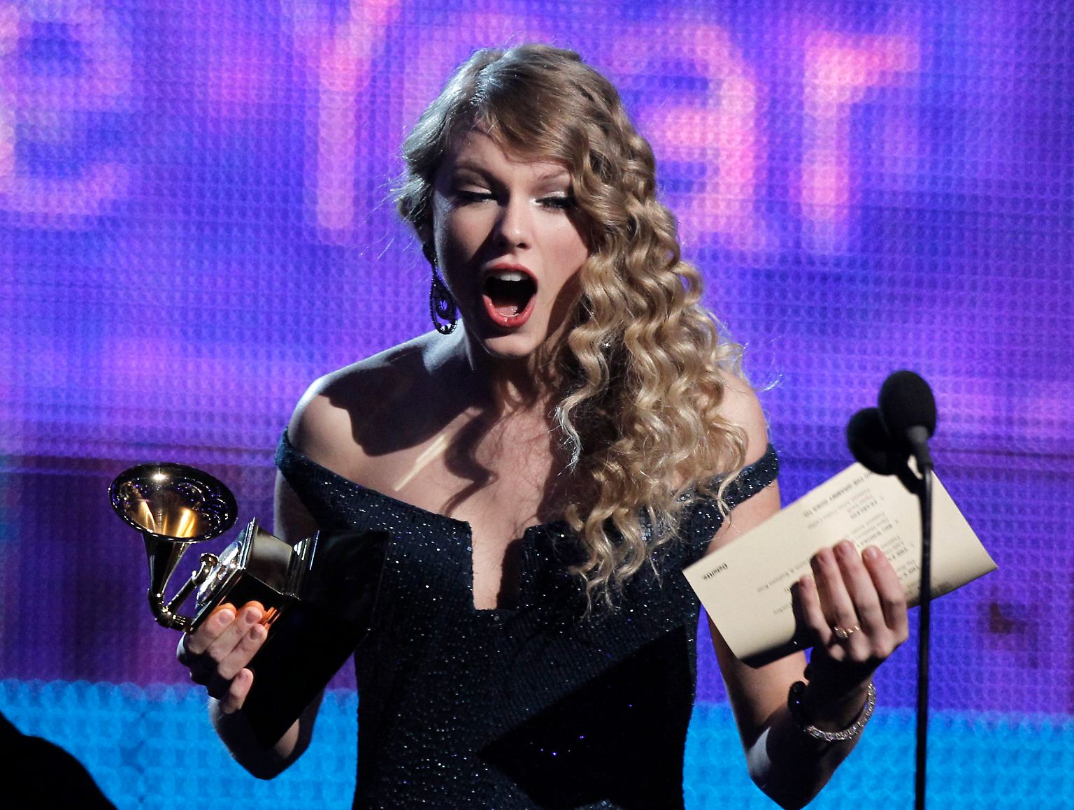 Die junge Countrysängerin Taylor Swift hat für ihr Bestseller-Album "Fearless" den Top-Preis der Grammy-Nacht gewonnen.