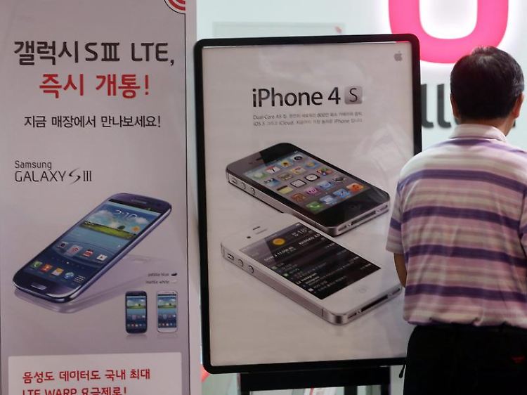 Neun US-Geschworene haben möglicherweise die künftige Entwicklung des Smartphone-Geschäfts verändert. Der klare Sieg von Apple gegen Samsung vor Gericht könnte alle Hersteller dazu zwingen, ihre Geräte stärker vom iPhone zu unterscheiden. Doch Samsung will sich wehren.