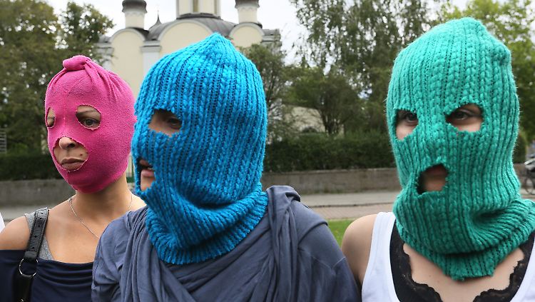 Sympathisanten der Band protestieren in Berlin vor einer russisch-orthodoxen Kirche.