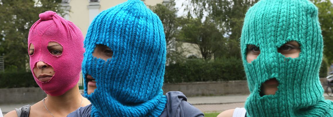 Sympathisanten der Band protestieren in Berlin vor einer russisch-orthodoxen Kirche.