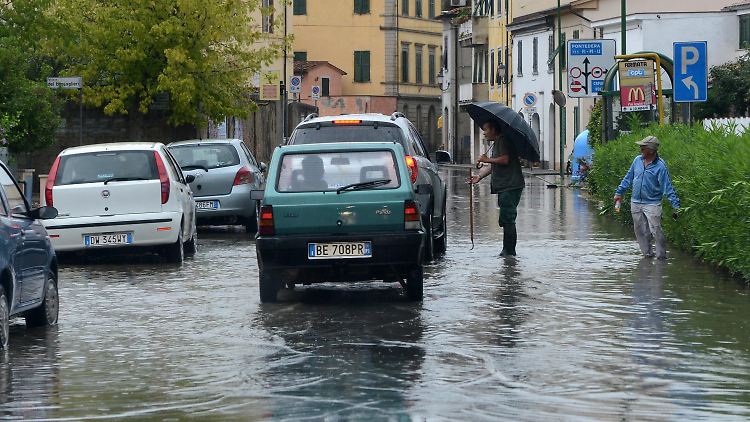 Die Regenmassen überschwämmen die Straßen.