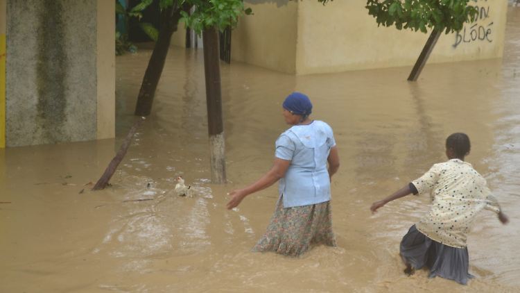 Überflutete Straße in Port of Prince: Seit dem Erdbeben 2010 wohnen viele Haitianer immer noch in Notunterkünften.