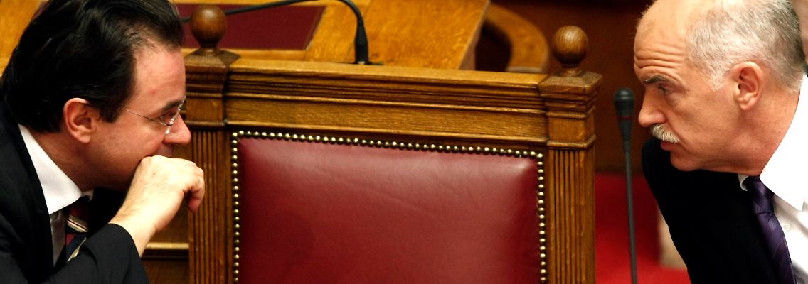 Schwindende Etathoheit: Griechenlands Finanzminister Giorgos Papakostantinou flüstert im Parlament mit Premier Giorgos Papandreou (Archivbild).