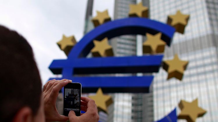 Ein Bild für die Geschichtsbücher: Das Euro-Logo vor der Frankfurter EZB-Zentrale.