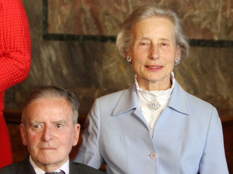 Graf Philippe de Lannoy und Gräfin Alix de Lannoy posieren in Colmar für ein Familienfoto. (Archivfoto vom 27.04.2012)