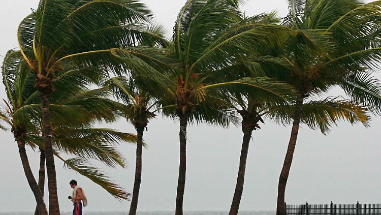 2012-08-26T195335Z_01_ABI105_RTRMDNP_3_STORM-ISAAC.JPG2862014595393044306.jpg