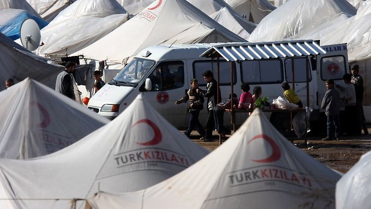 Die Flüchtlingscamps in der Türkei sind mit Syrern überfüllt.