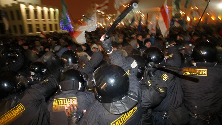 Die weißrussische Polizei geht hart gegen Demonstranten vor.