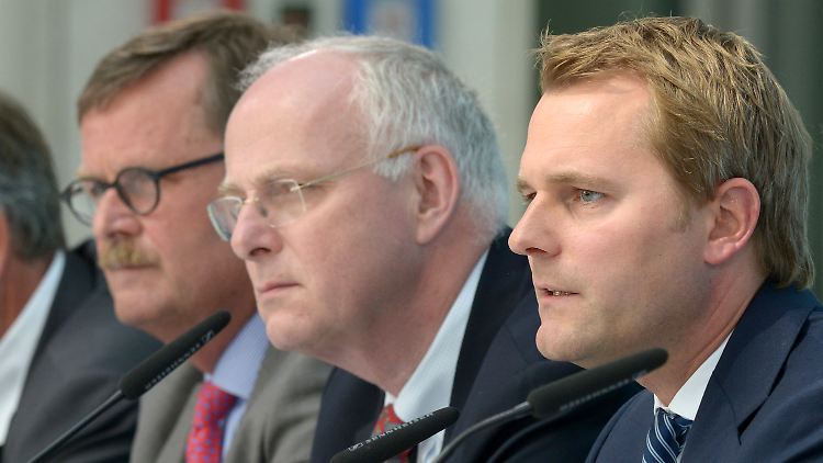 Spitzentreffen zur Organspende im Bundesministerium für Gesundheit: Frank Ulrich Montgomery, Präsident der Bundesärztekammer (l-r), Johann-Magnus Freiherr von Stackelberg, Vorstandsvorsitzender des GKV-Spitzenverbandes und Bundesgesundheitsminister Daniel Bahr.