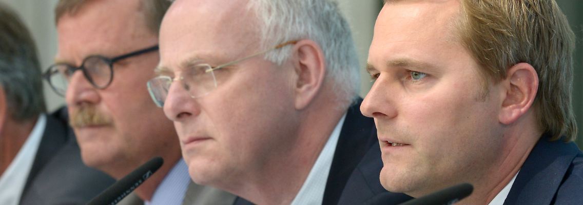 Spitzentreffen zur Organspende im Bundesministerium für Gesundheit: Frank Ulrich Montgomery, Präsident der Bundesärztekammer (l-r), Johann-Magnus Freiherr von Stackelberg, Vorstandsvorsitzender des GKV-Spitzenverbandes und Bundesgesundheitsminister Daniel Bahr.